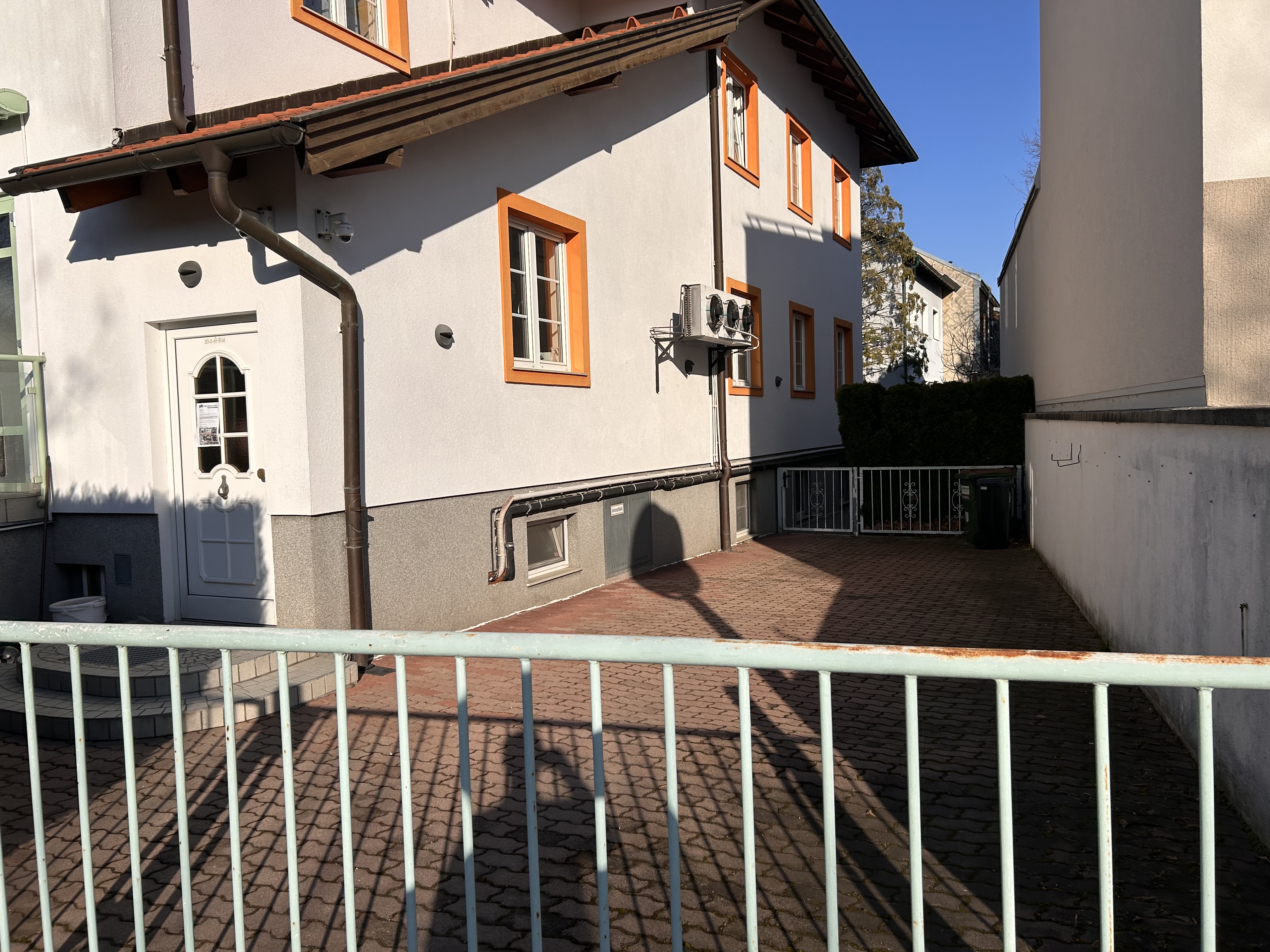 Parkplatz und Außenbereich