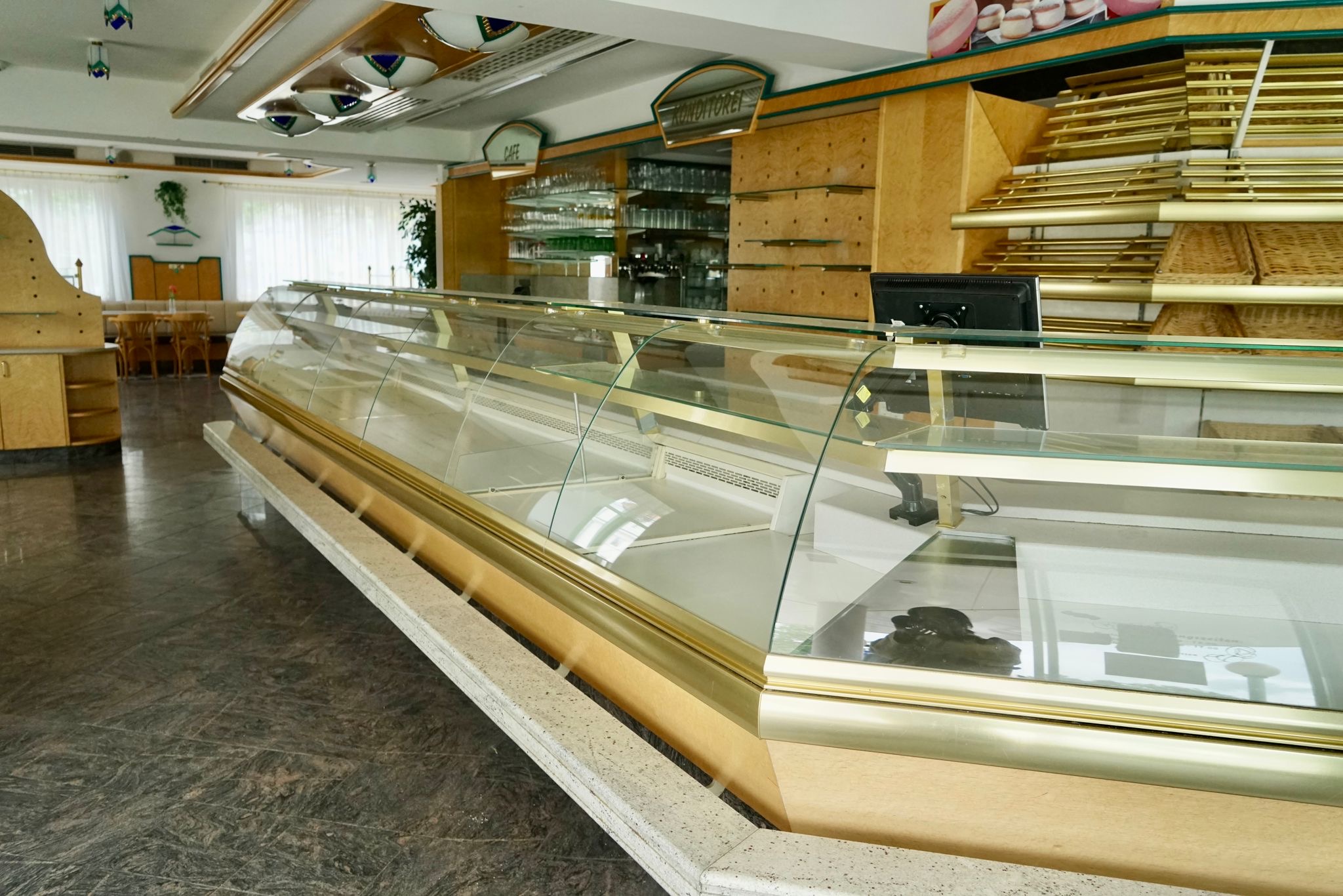 Verkaufsfläche mit Verkaufstheke